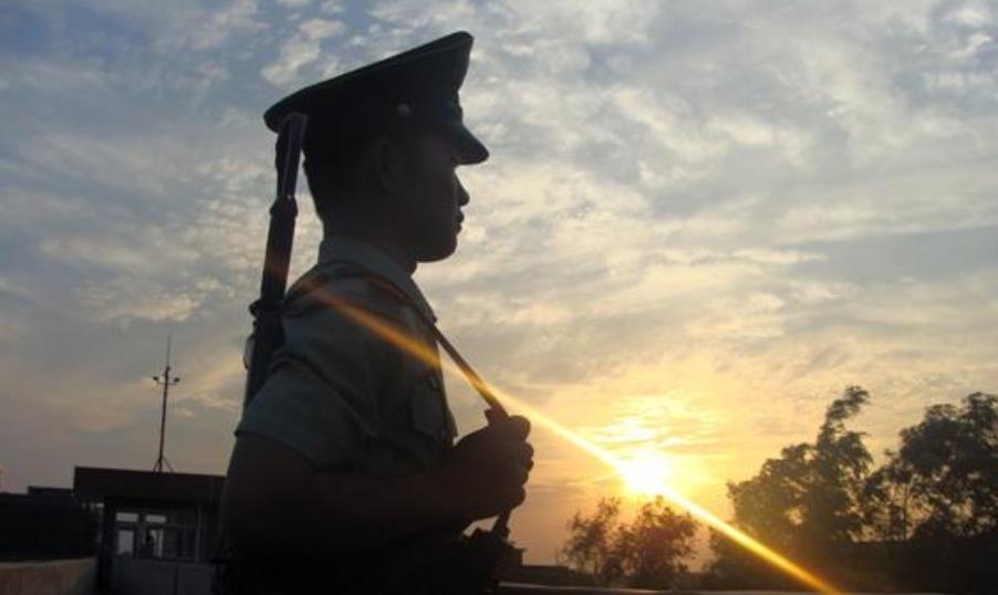 军队中最有纪律的军人,只听班长的军令,即使师长也无权调动|哨兵|军队