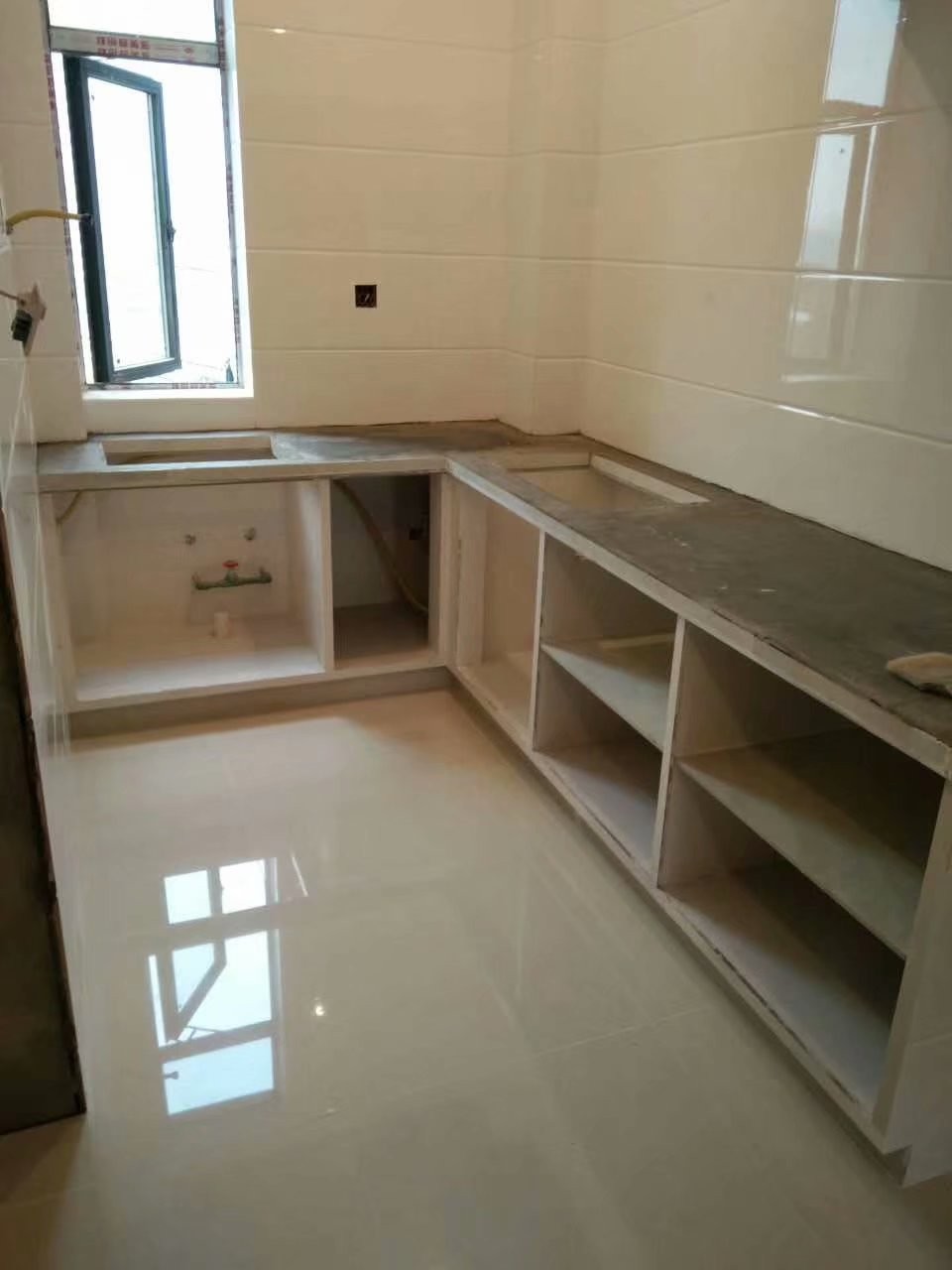 厨房地砖用大砖铺贴,效果很好