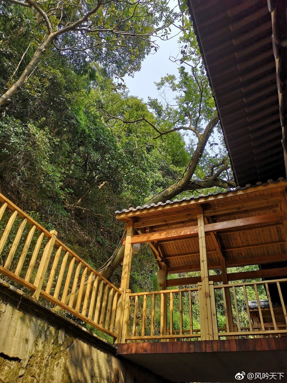 势而建,三座构思精巧的江南楼台,只为少数人提供养生之所的梦溪山庄