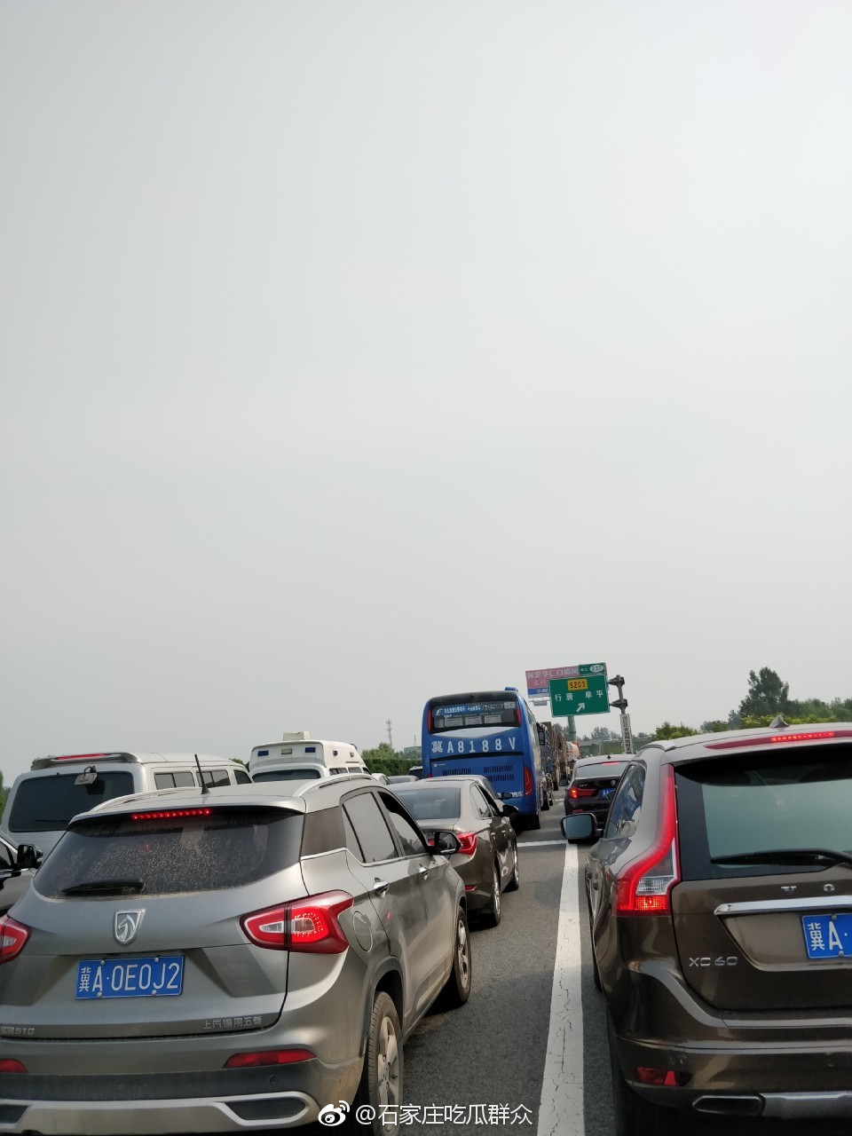 行唐高速出口出现大堵车