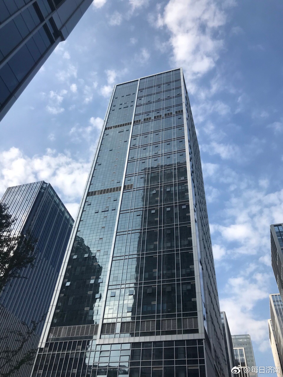 最后一天上班,明天就放假啦汉峪金谷红旗飘飘迎国庆最近工程进度好快