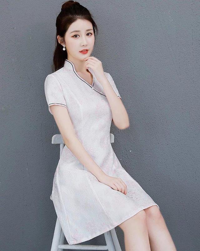 采用细致的绣花设计,将一件旗袍打扮得如花似玉,裹在女子身上修身又