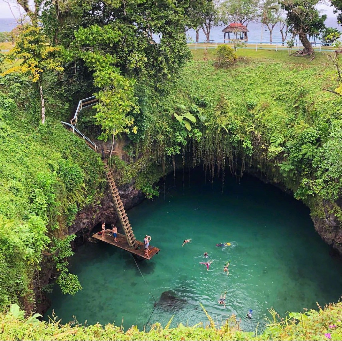 位于萨摩亚的苏阿海沟(to sua ocean trench)绝美的天然泳池