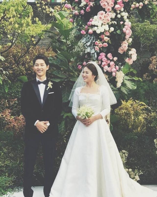 双宋婚礼内场:宋慧乔喝嗨和宋仲基章子怡跳舞,谁说人家怀孕的!