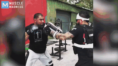 他还喜欢组合各种动作