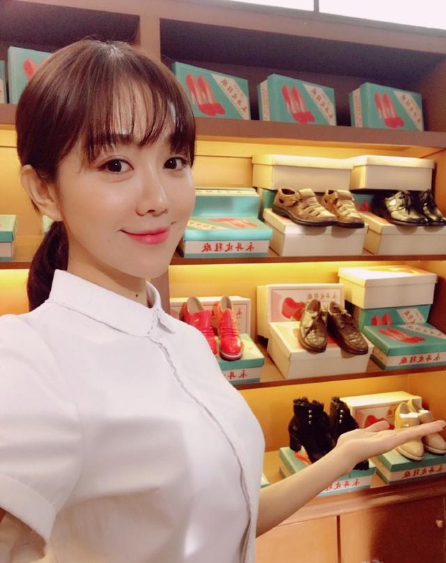 空气刘海显得十分有少女感,非常的减龄大家现在对宋丹丹的干女儿姜妍