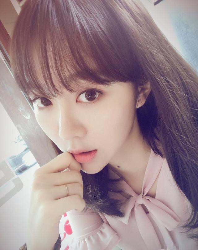 宋丹丹干女儿姜妍被曝整容原来的头型好奇怪啊