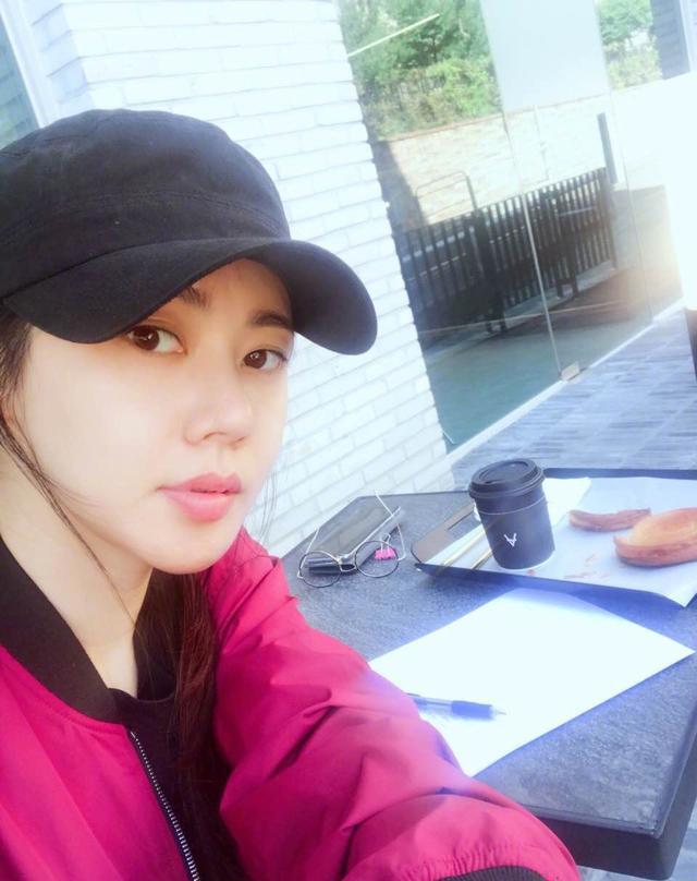 如果说大家最喜欢认可的的韩国女星应该就是秋瓷炫吧,在刘亦菲和汤唯