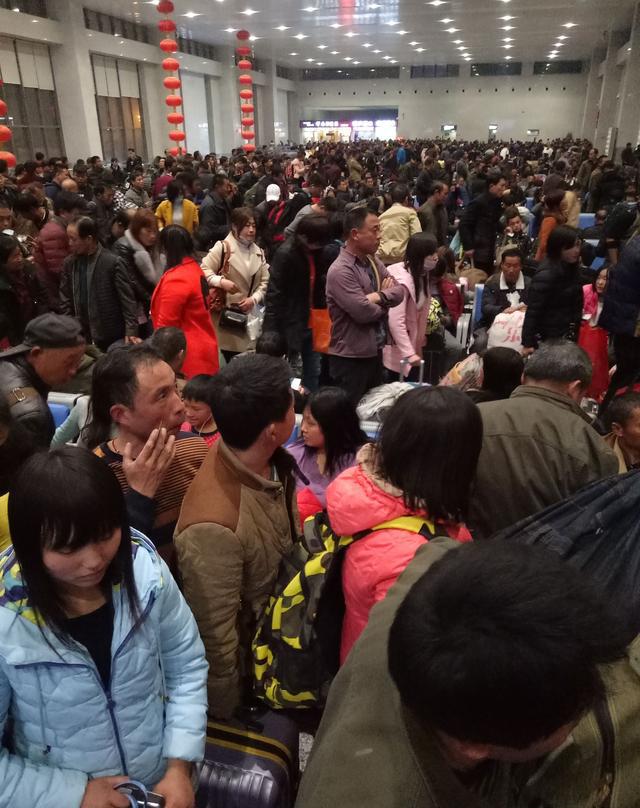 河南农村年轻人出去打工,村里只剩下留守老人儿童,看着心酸