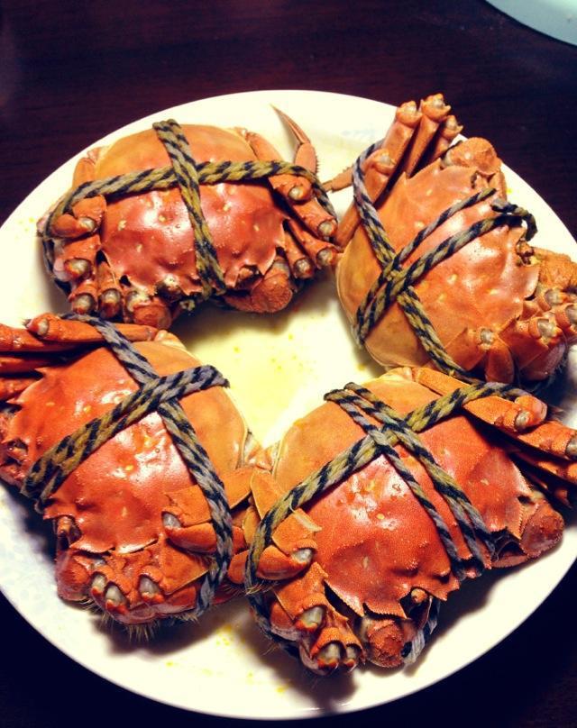 蒸煮螃蟹时,一定要凉水下锅,这样蟹腿才不易脱落.