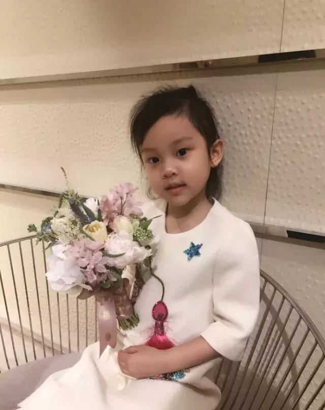 甜馨一直觉得如果多多生在古代,一定是那种家教良好的大家闺秀.