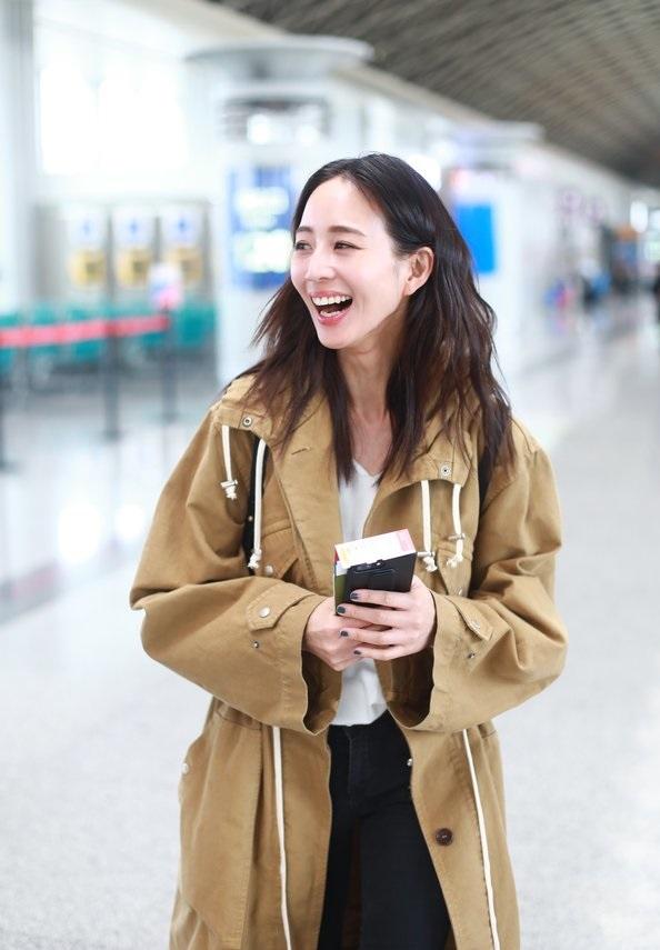 张钧甯机场大笑形象全无,一走路还露酒红色袜子