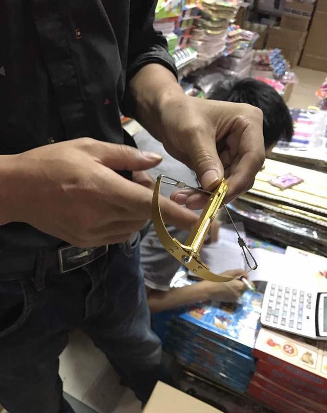 新玩具"牙签弩"风靡小学, 射程达20米, 多少危险玩具在身边?