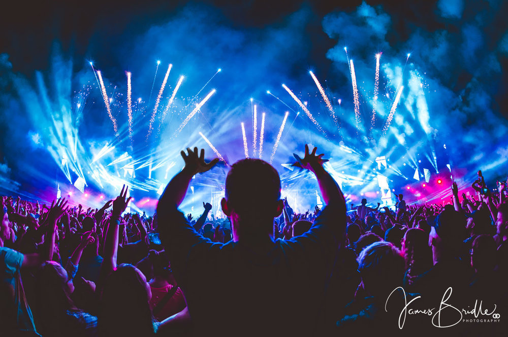 极富视觉冲击力的音乐节摄影 | james bridle