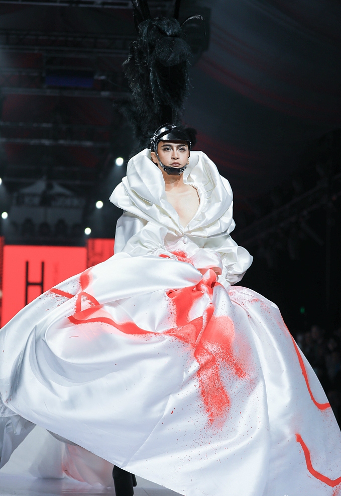 陈志朋穿ladygaga无敌高跟鞋扮女装大佬t台走秀不慎摔倒