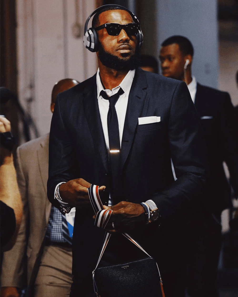 又换西装, 骑士已成nba第一男模天团, 网友: 不赢球白搭!