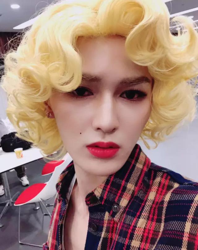 朱正廷舞台妆越来越仙却被网友吐槽:戴耳线化浓妆,少年气息呢?