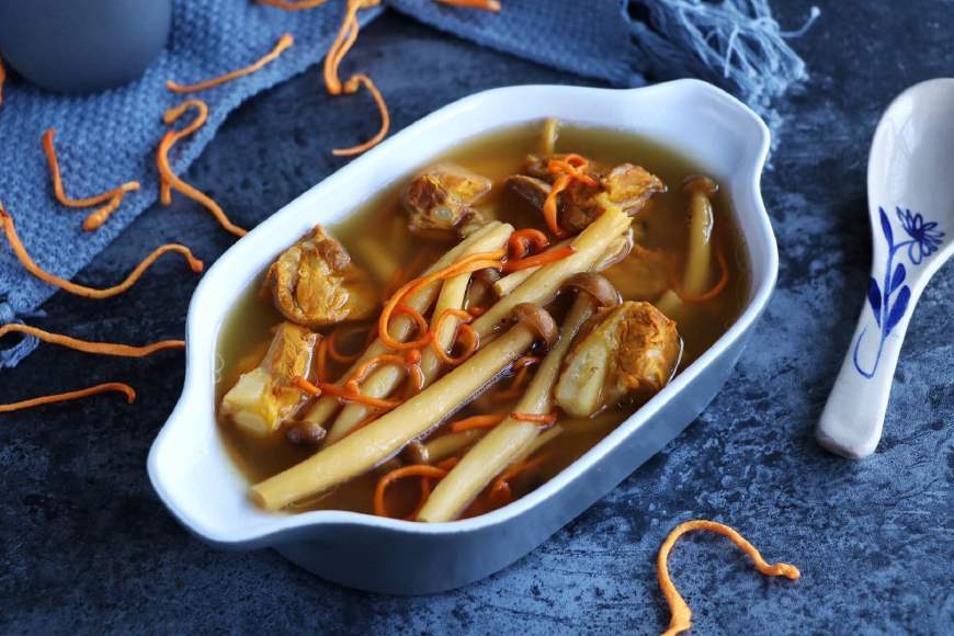 当然,虫草菇中含有大量的虫草素,是天然的抗癌成分,可以有效减少人类