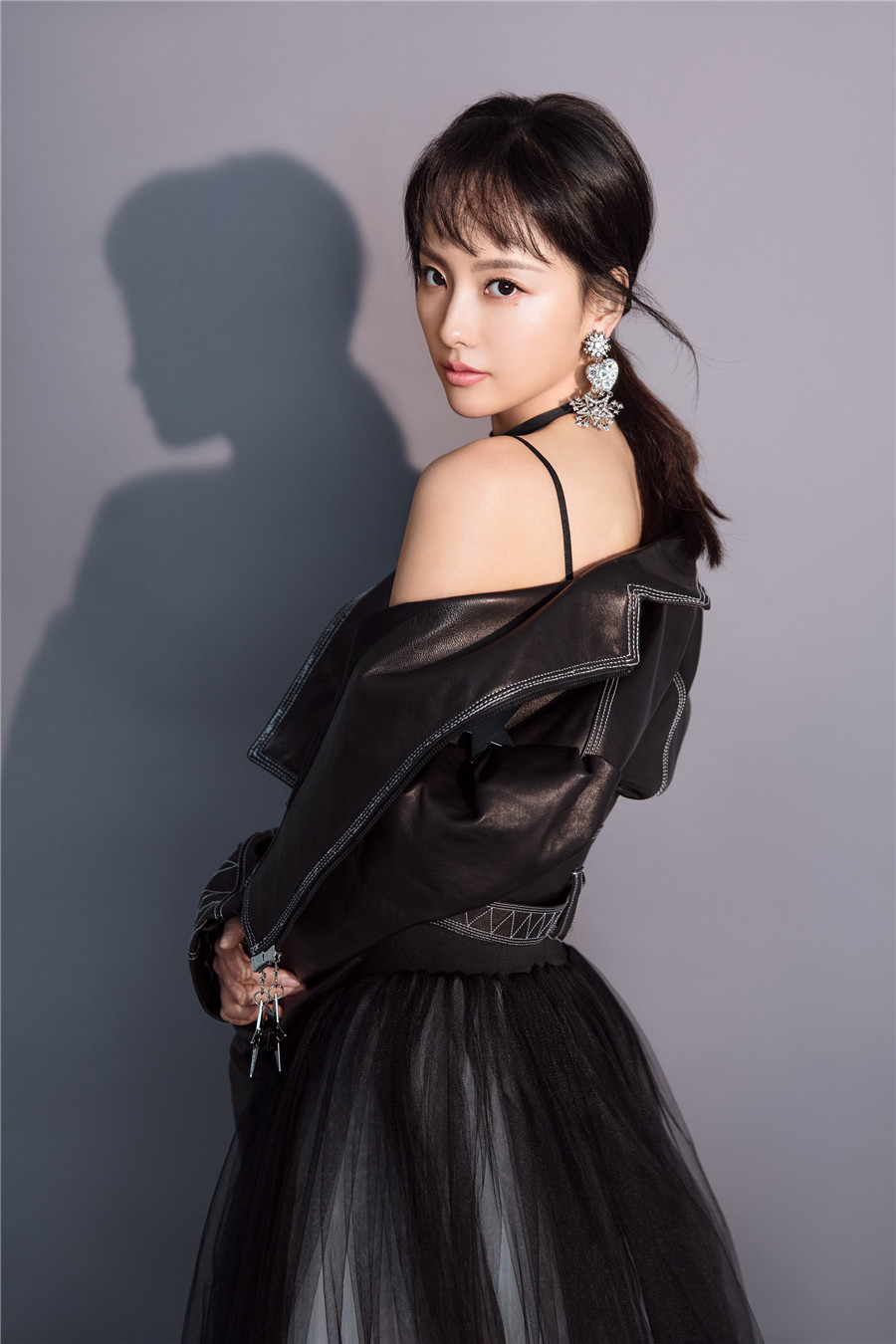 张嘉倪曝写真 吊带搭皮衣酷感十足