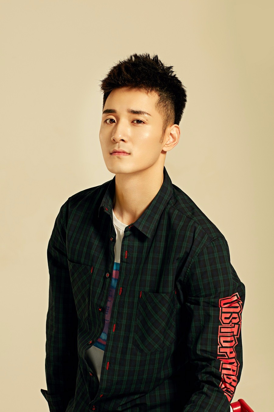 何奉天曝公益写真 干净清爽引领时尚公益潮流