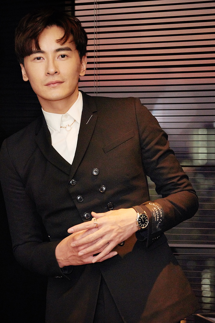 郑元畅获"年度风尚男明星",低调沉稳蕴含精致细节