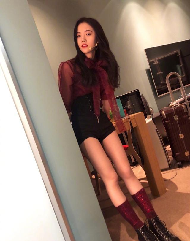 鞠婧祎够狠!穿短裤居然露出安全裤,网友:这腿缝,呵呵了!