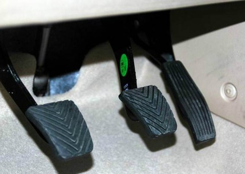 自动挡车刹车踩不下去「自动挡汽车刹车踩不下去无法启动」