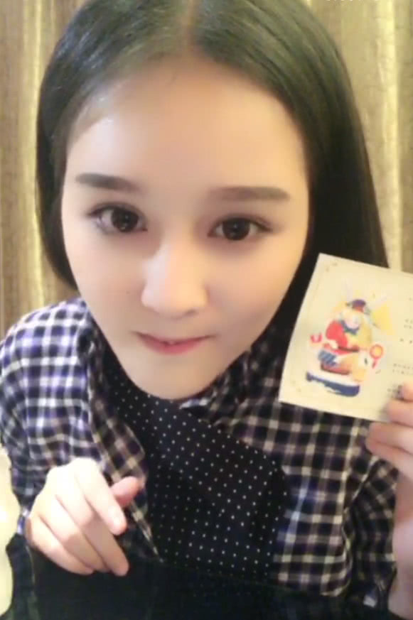 赵本山女儿每次现身脸都不一样,最近几个月她好像有四副面孔|赵一涵