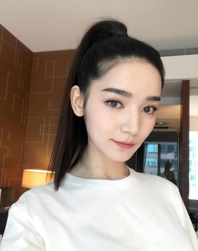 代斯写真狭长的眼睛,深邃而绵长的眼神,不得不说美得惊人呢!