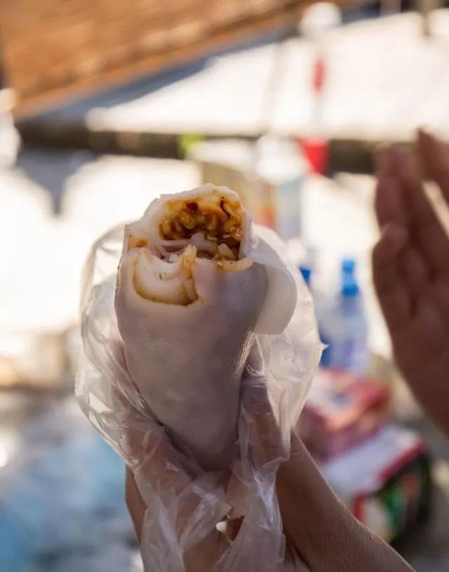 和顺古镇洗衣亭旁边就是和顺极有名气的蔺大妈松花糕,其实整个古镇