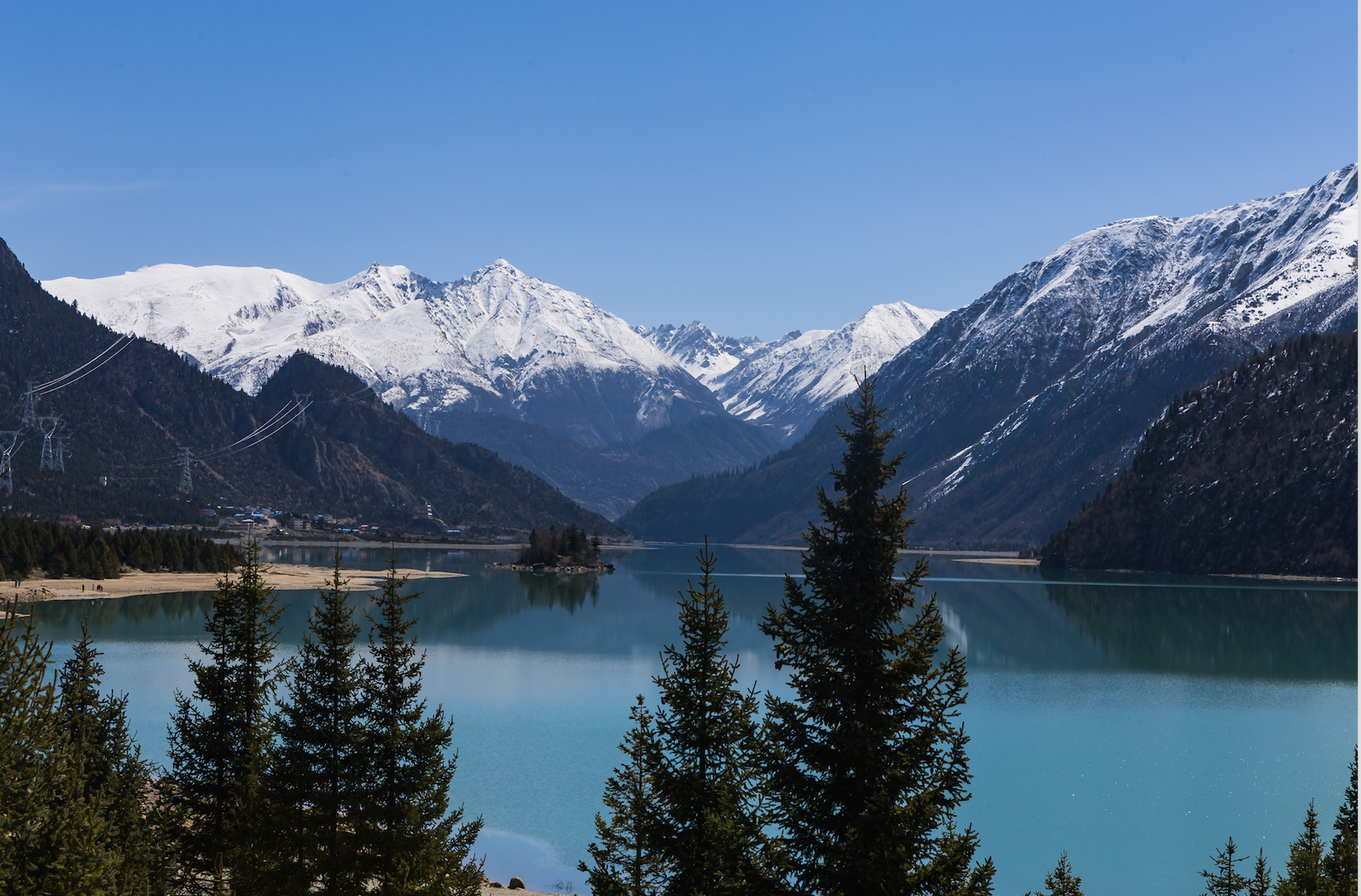 自驾游选择新疆更好,因为西藏的景相比新疆单调了些?