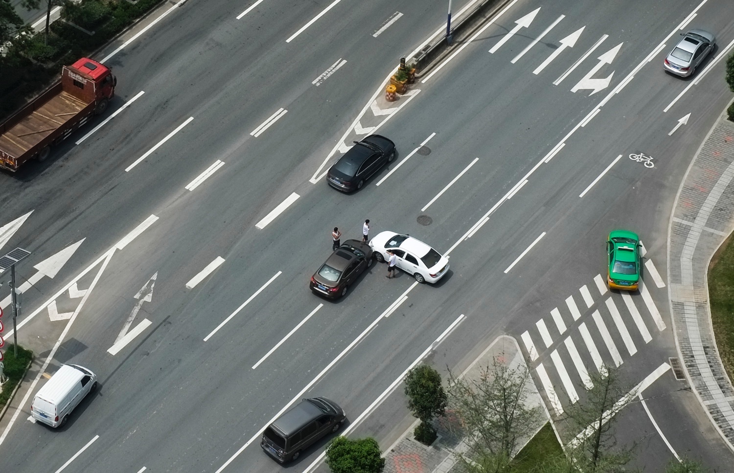 西安南三环驾校教练车和私家车成90度相撞