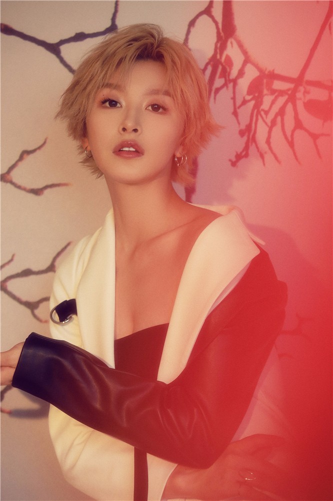 李萌萌修长天鹅颈吸睛施展微笑杀撩动夏日甜蜜