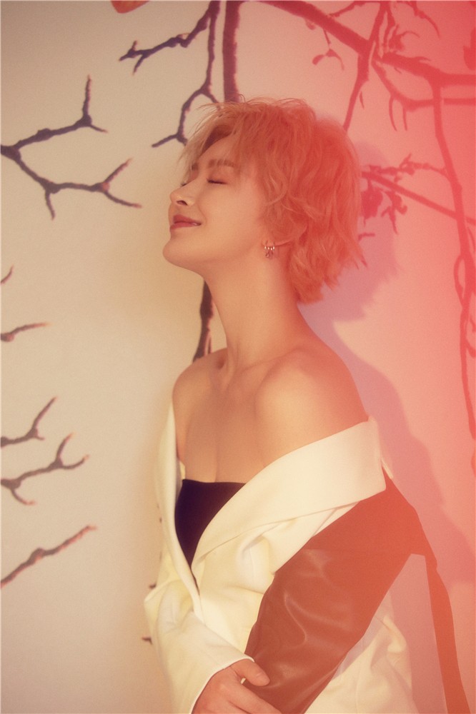 李萌萌修长天鹅颈吸睛施展微笑杀撩动夏日甜蜜