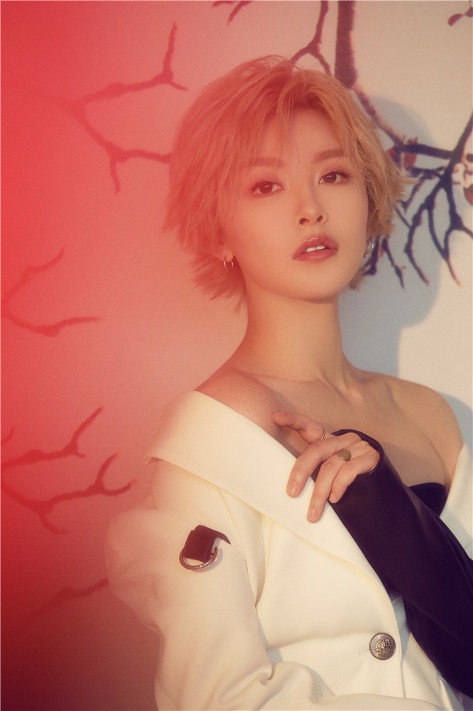 李萌萌修长天鹅颈吸睛施展微笑杀撩动夏日甜蜜