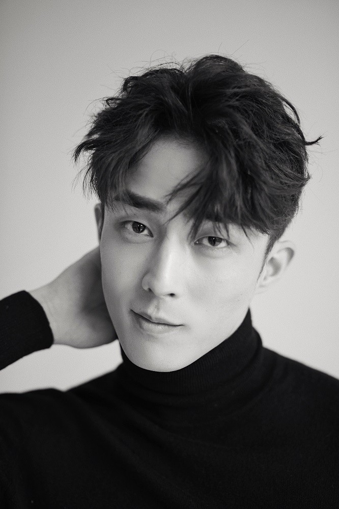 裴子添最新写真大片 绅士优雅笑容暖心