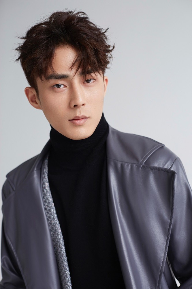 裴子添最新写真大片 绅士优雅笑容暖心