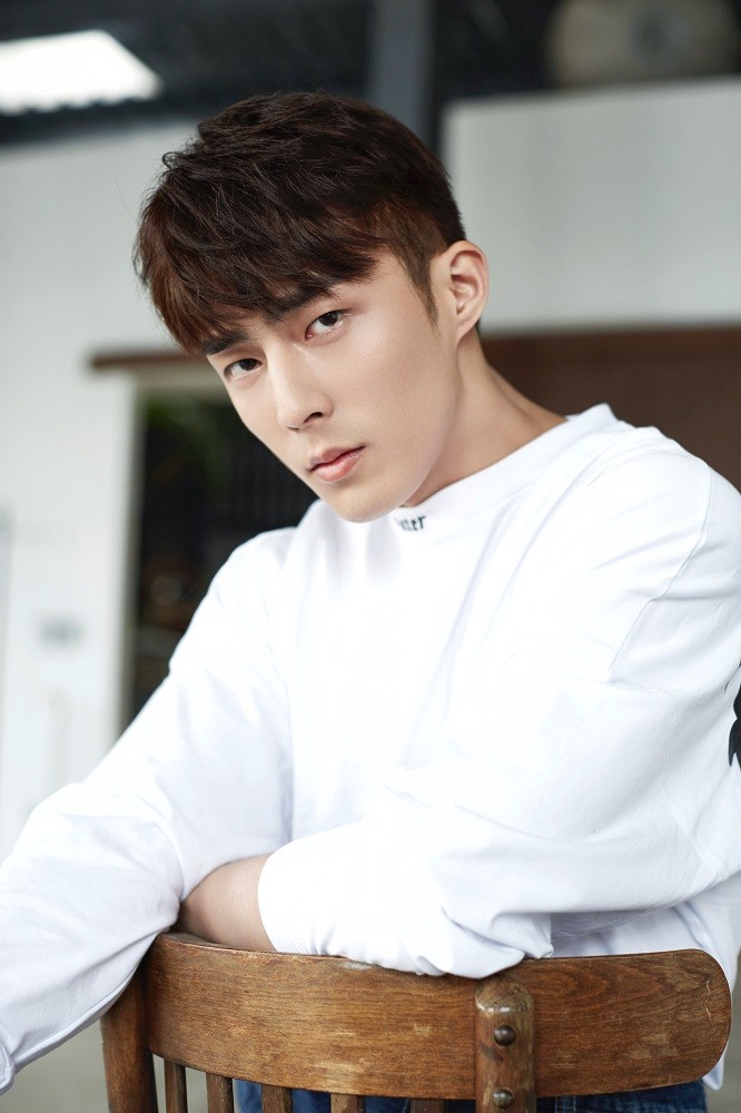 裴子添最新写真大片绅士优雅笑容暖心