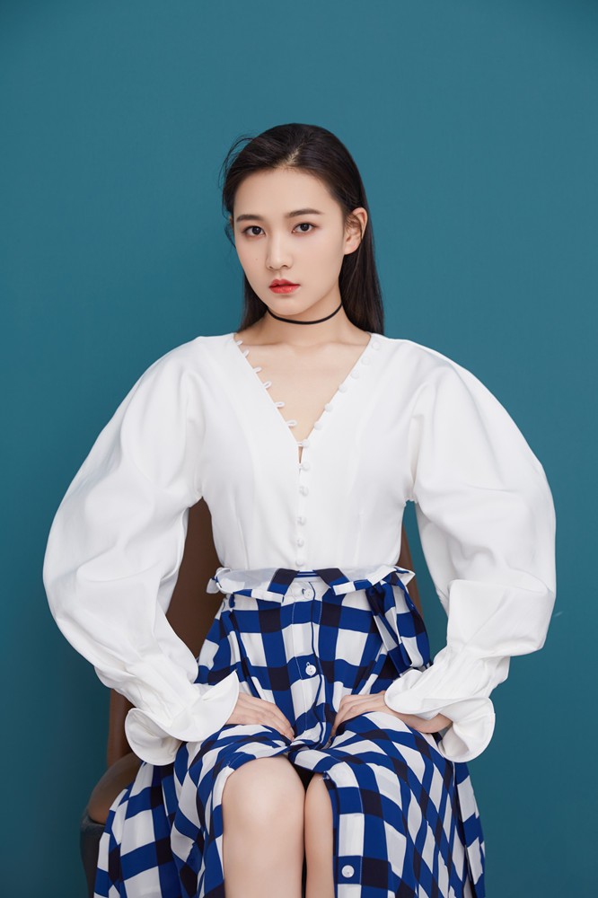 陈思敏初秋写真曝光 蓝格白衫诠释复古时尚