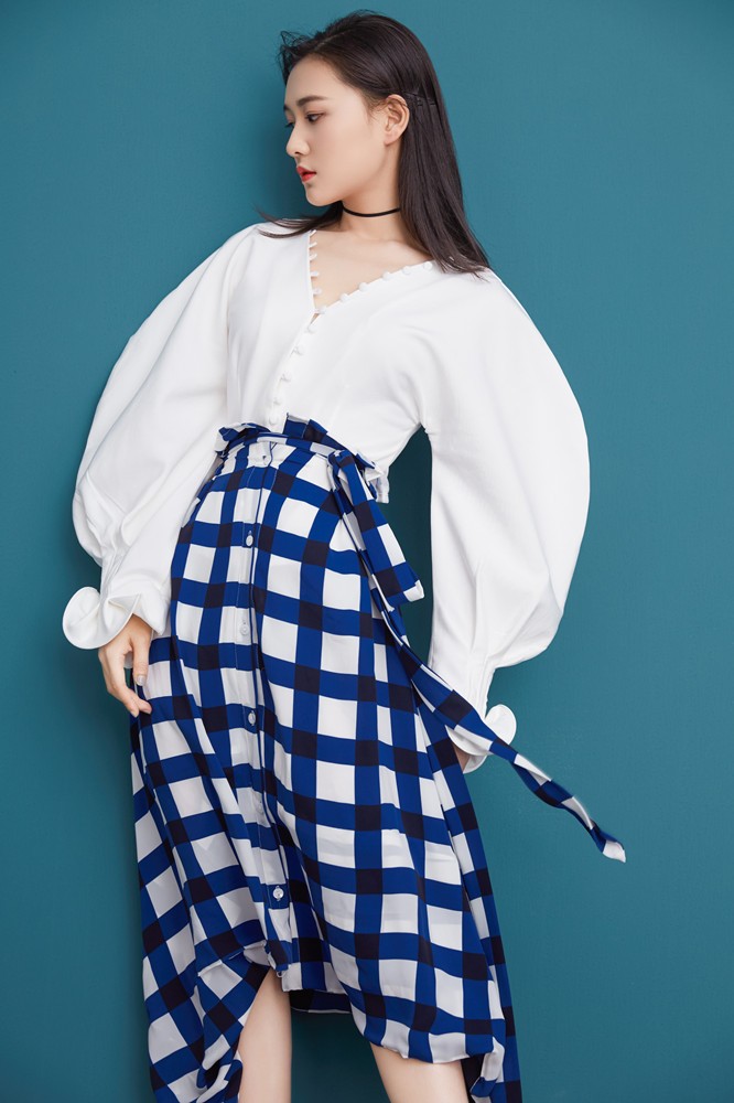 陈思敏初秋写真曝光 蓝格白衫诠释复古时尚
