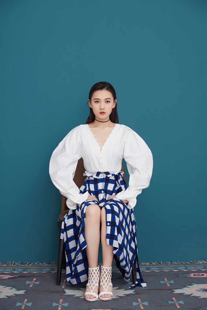 陈思敏初秋写真曝光 蓝格白衫诠释复古时尚