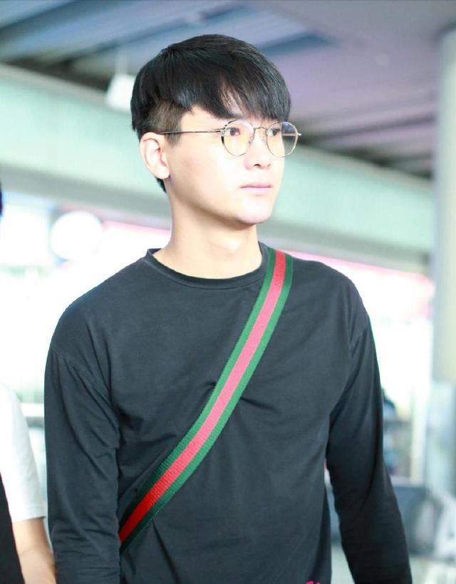 机场敢素颜的明星已经不多了,熊梓淇算一个,离开滤镜略显憔悴