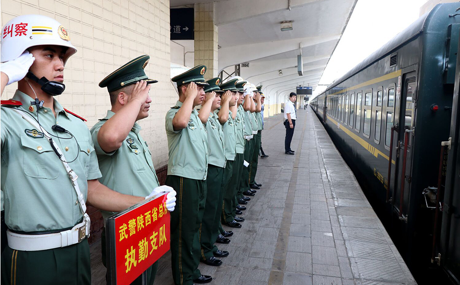 脱下军装我还是个兵——武警老兵退役踏上返乡列车