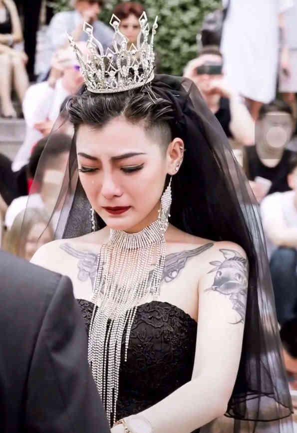 抖音上又火了一名黑婚纱新娘,这长相让人一言难尽!