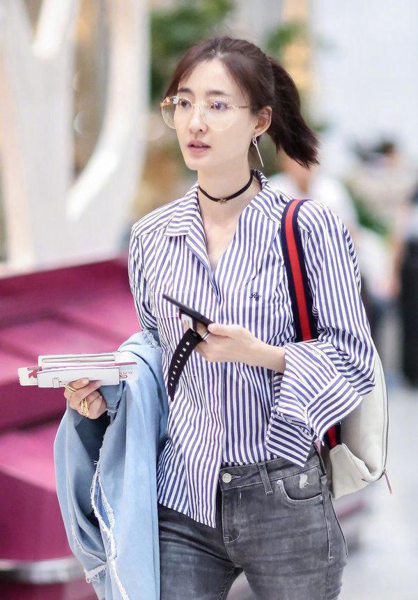 被称为"素颜女神"的王丽坤,最新的机场造型就赶上了这个时髦