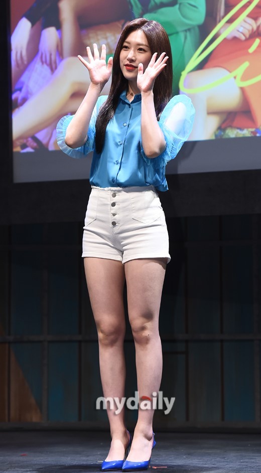 韩国女团uni.t出道发布会现场 首张专辑今日发售