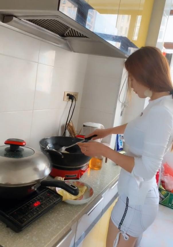 居家范美女穿热裤下厨,温婉的美妇形象