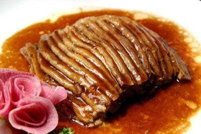 扒羊肉,因先煮后蒸,羊肉很软烂,就是老年人吃起来也一点不费劲