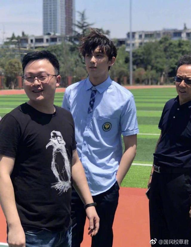 吴磊高考结束,回学校拍毕业照 根本就是偶像剧的画风