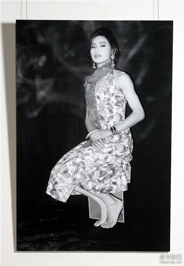 马六明 115×77cm 1993年 照片史金淞 金蝉脱壳 53cm×43cm 2017年 铜